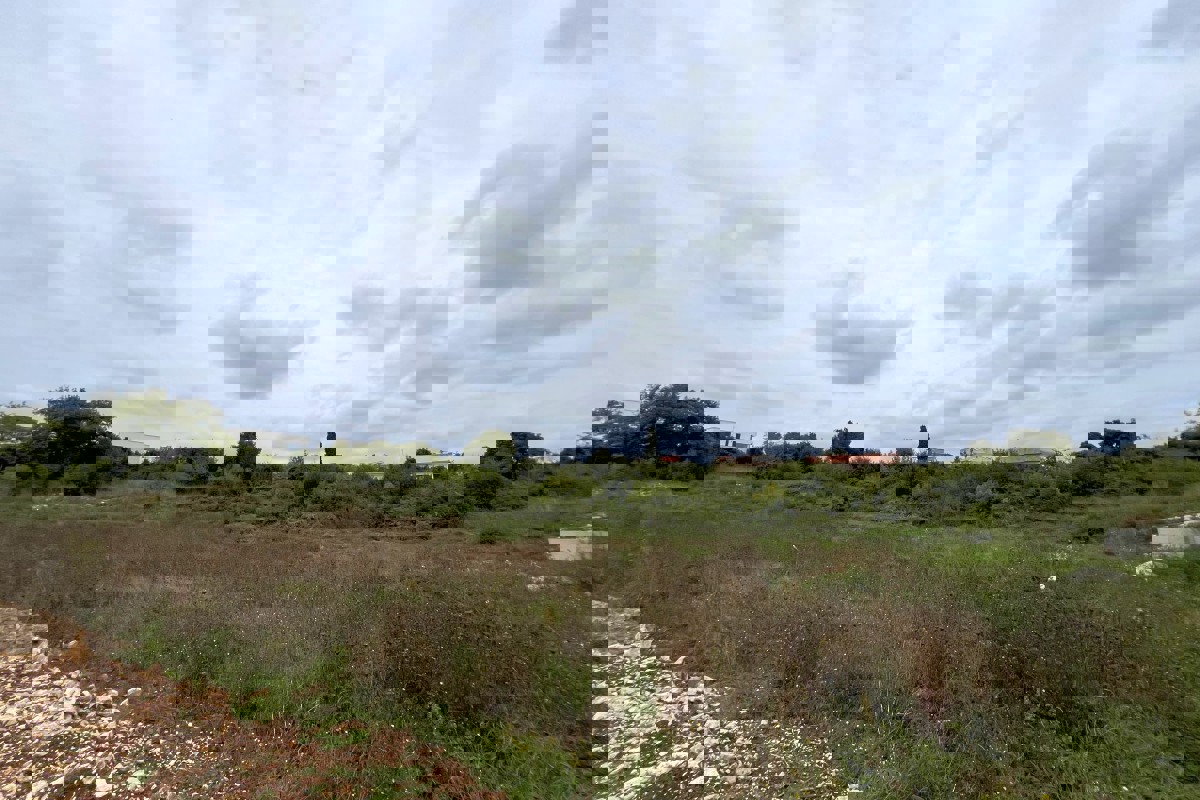 Terreno con progetto per una villa moderna con piscina