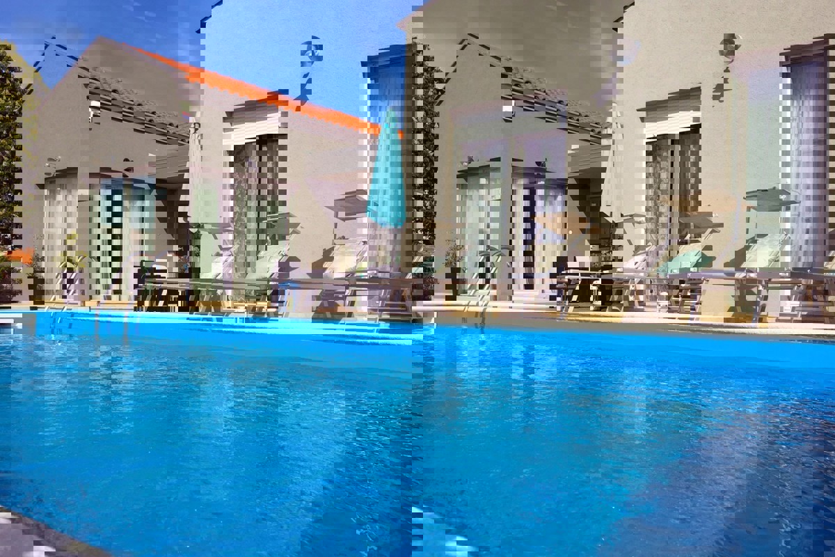 Moderna casa unifamiliare con piscina e atrio