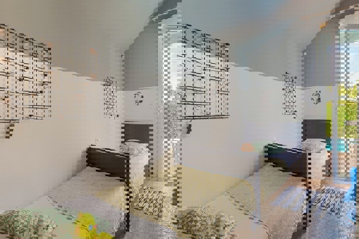 Moderna casa unifamiliare con piscina e atrio