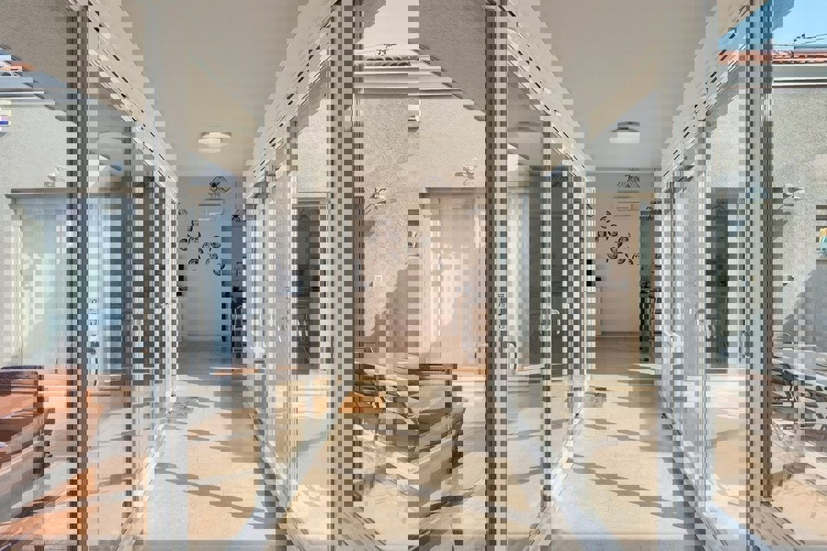 Moderna casa unifamiliare con piscina e atrio