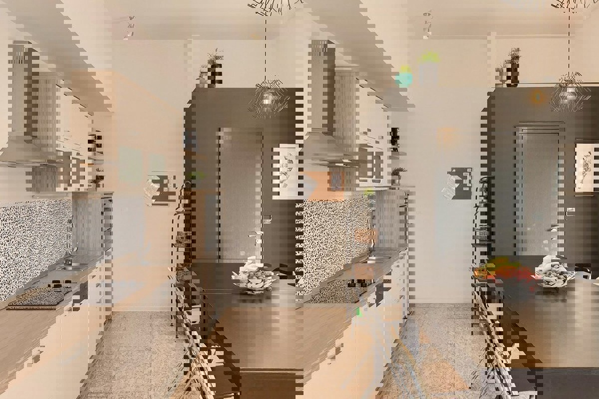 Moderna casa unifamiliare con piscina e atrio