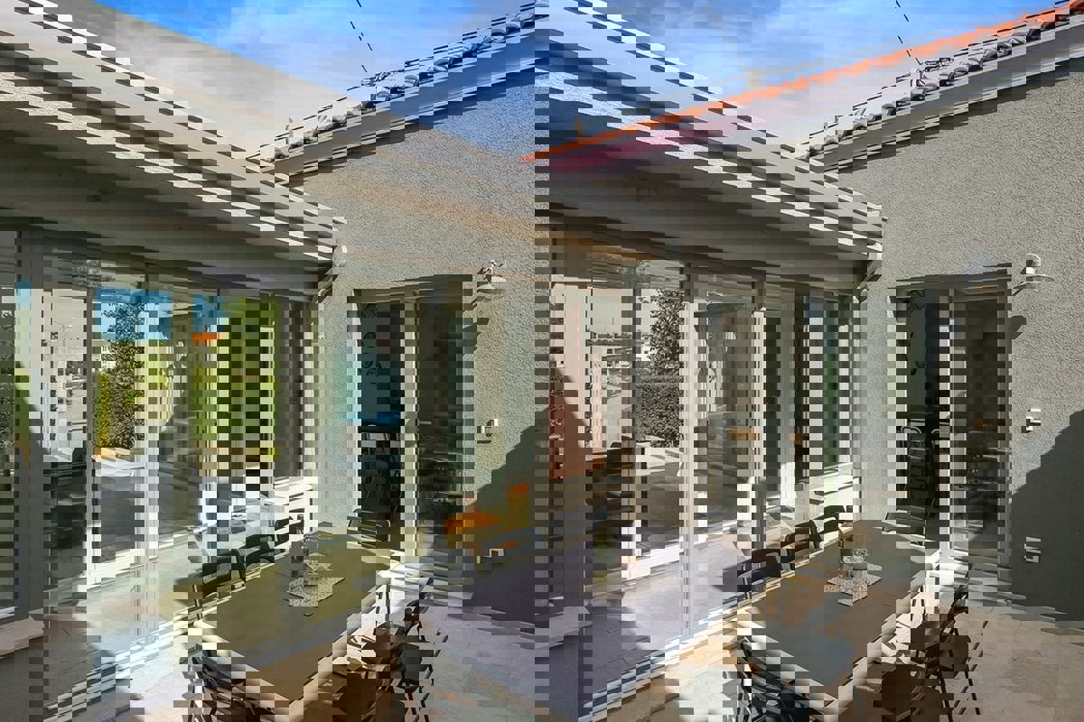 Moderna casa unifamiliare con piscina e atrio