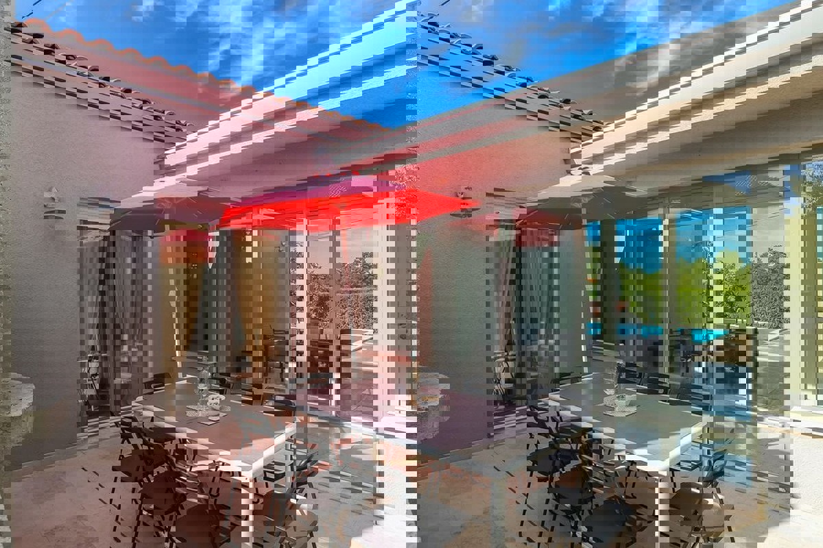 Moderna casa unifamiliare con piscina e atrio