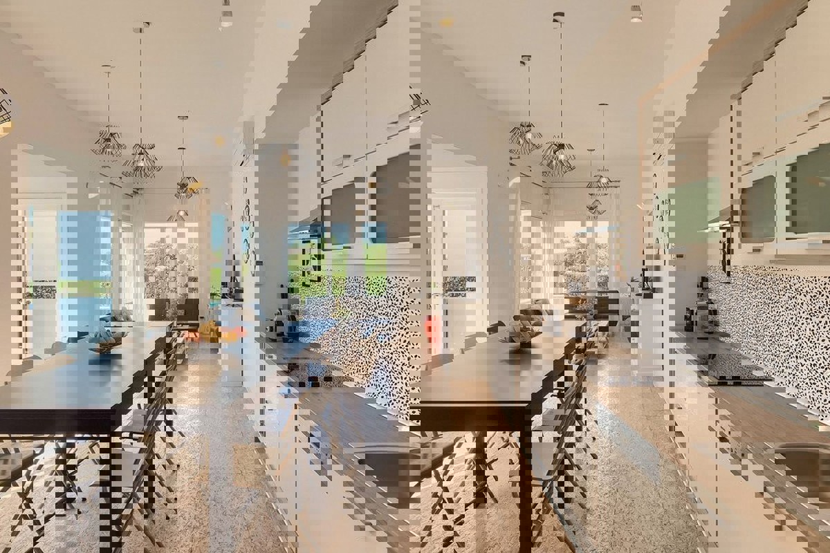 Moderna casa unifamiliare con piscina e atrio