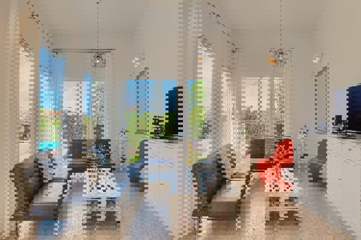 Moderna casa unifamiliare con piscina e atrio