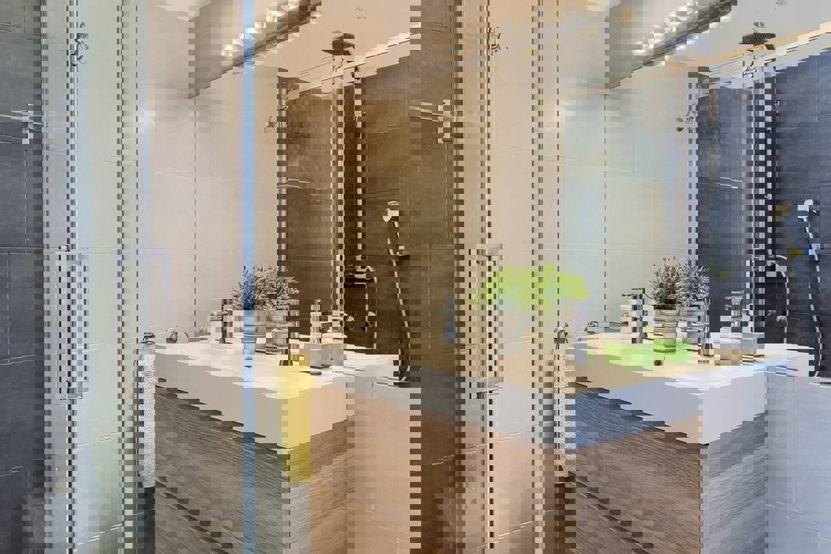 Moderna casa unifamiliare con piscina e atrio