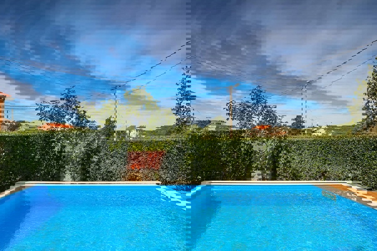 Moderna casa unifamiliare con piscina e atrio