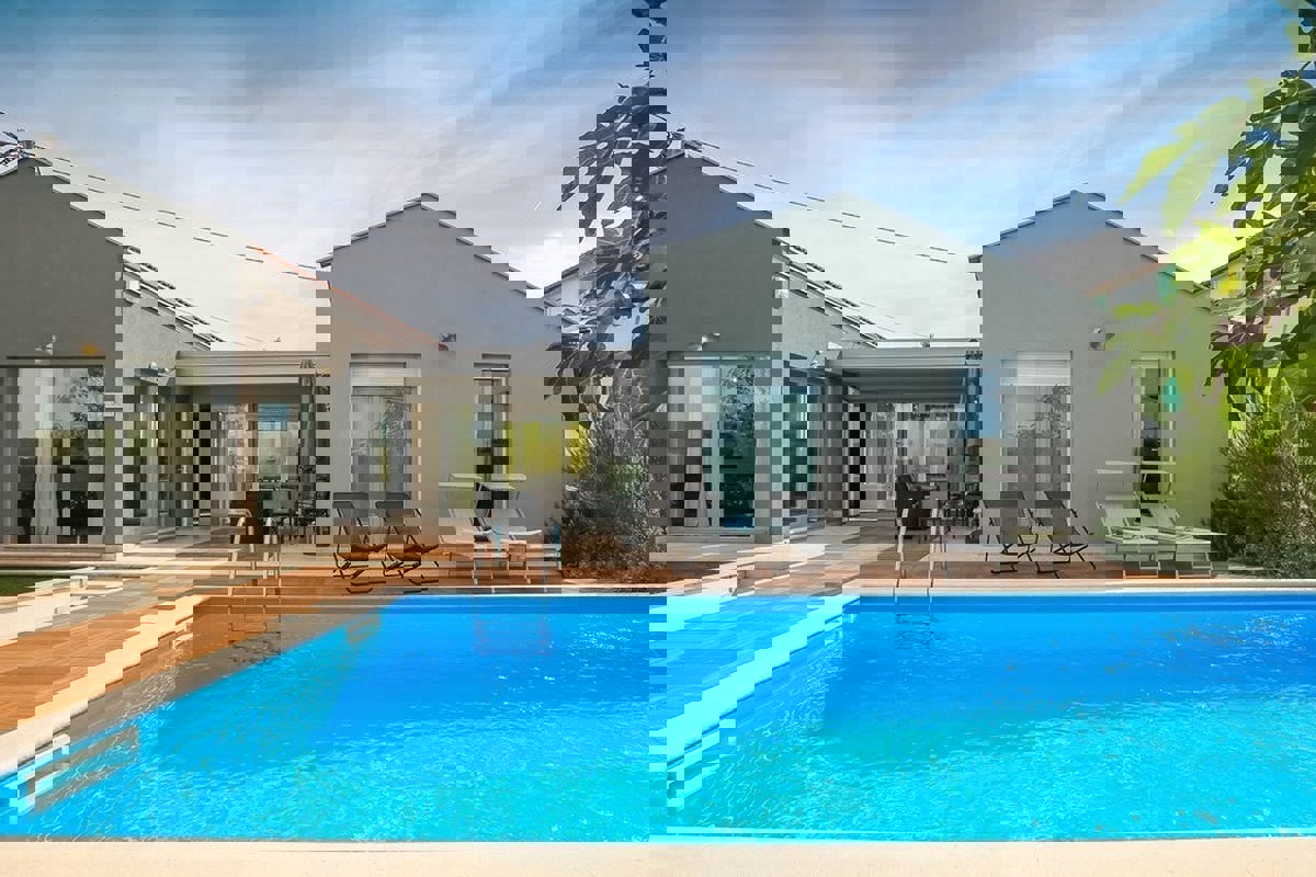 Moderna casa unifamiliare con piscina e atrio