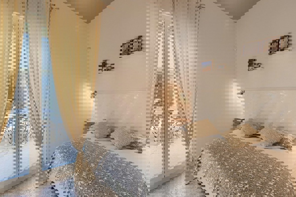 Moderna casa unifamiliare con piscina e atrio