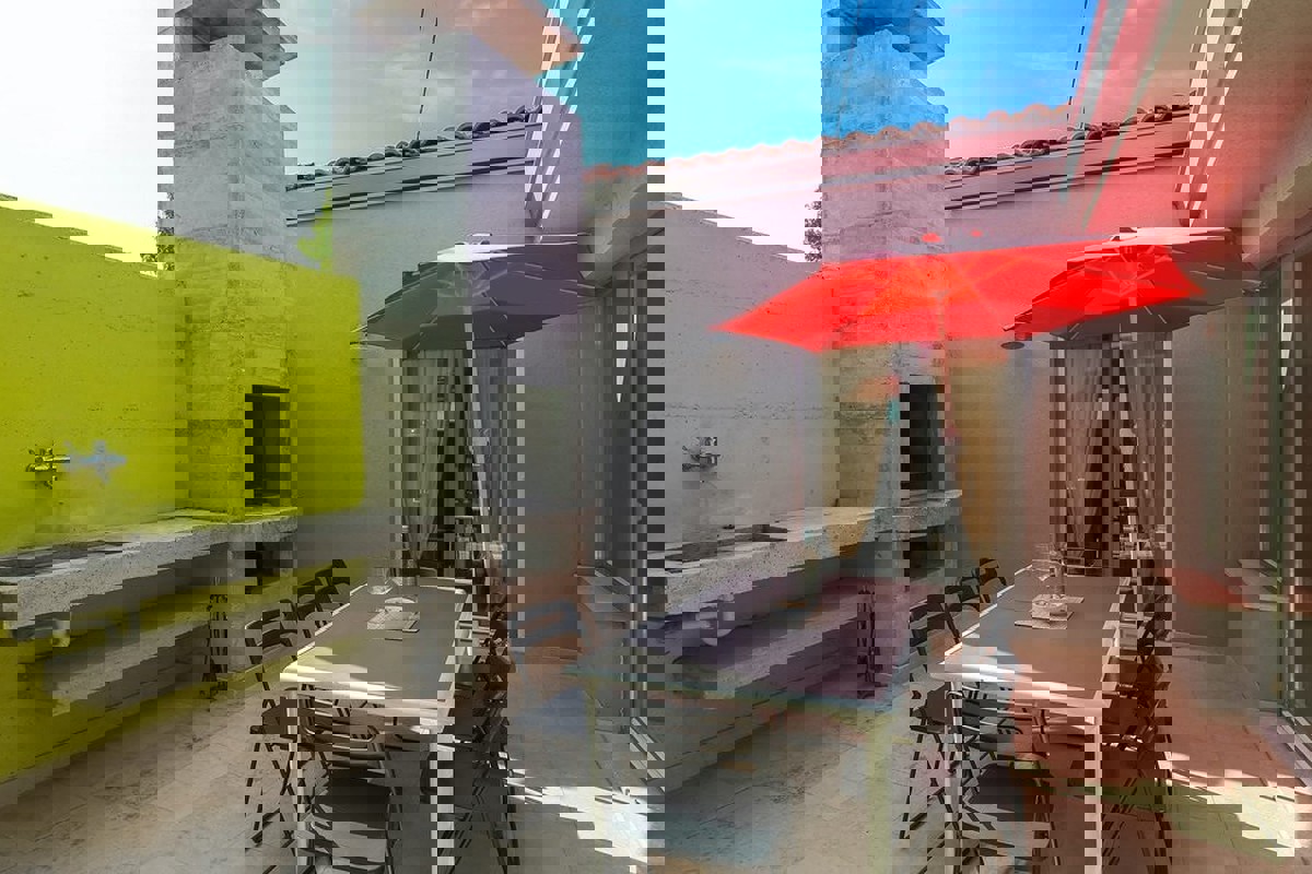 Moderna casa unifamiliare con piscina e atrio