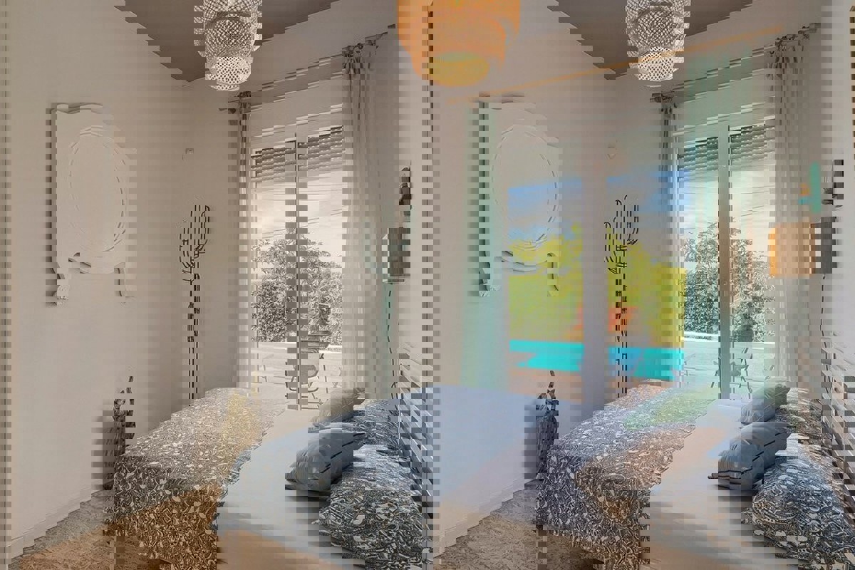 Moderna casa unifamiliare con piscina e atrio