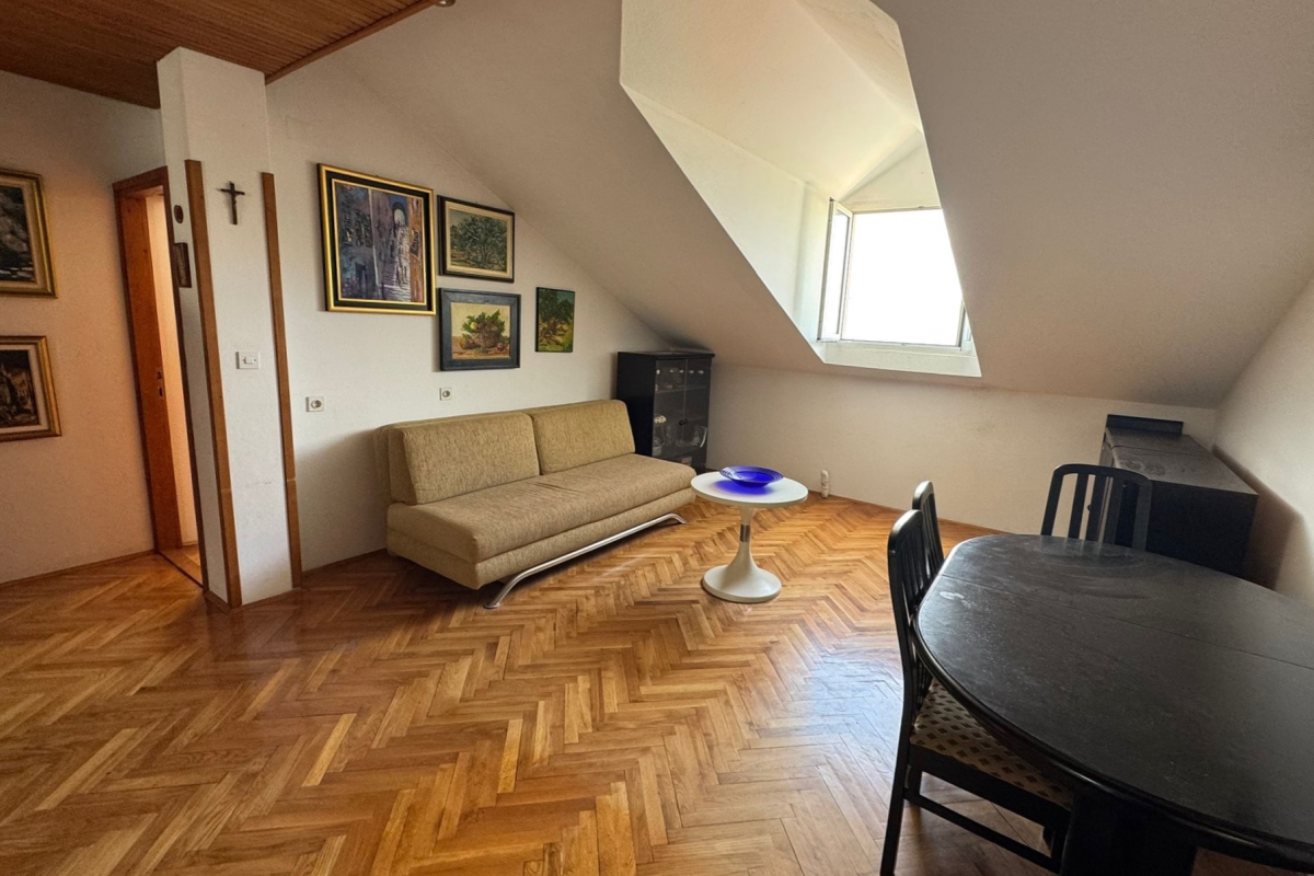 Ampio appartamento in posizione tranquilla a Lapad