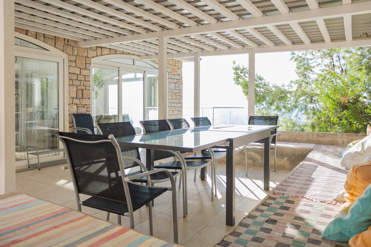 Esclusiva casa in pietra in prima fila sul mare