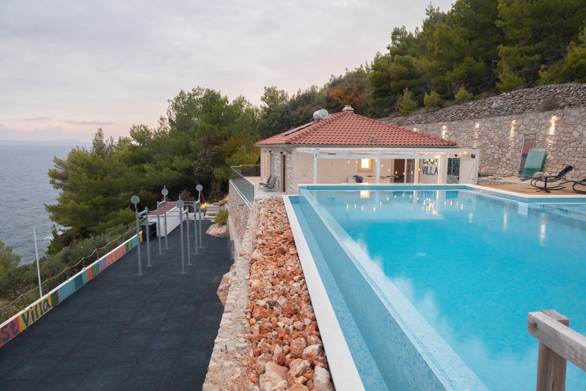 Esclusiva casa in pietra in prima fila sul mare