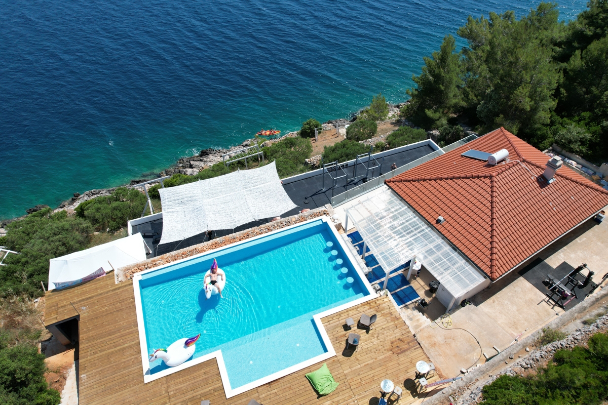 Esclusiva casa in pietra in prima fila sul mare