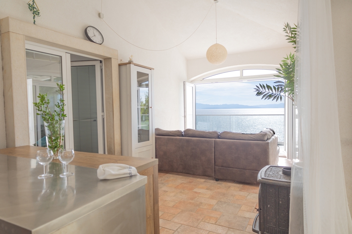 Esclusiva casa in pietra in prima fila sul mare