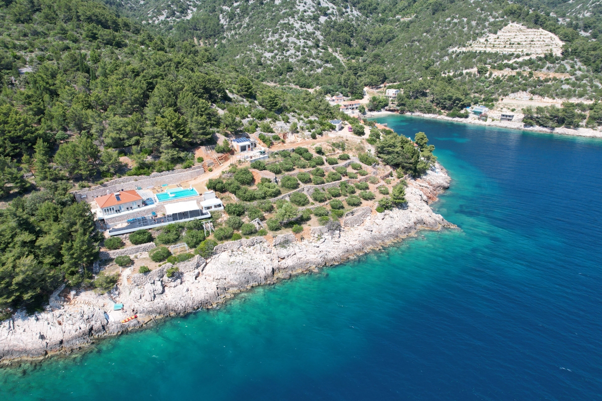 Esclusiva casa in pietra in prima fila sul mare