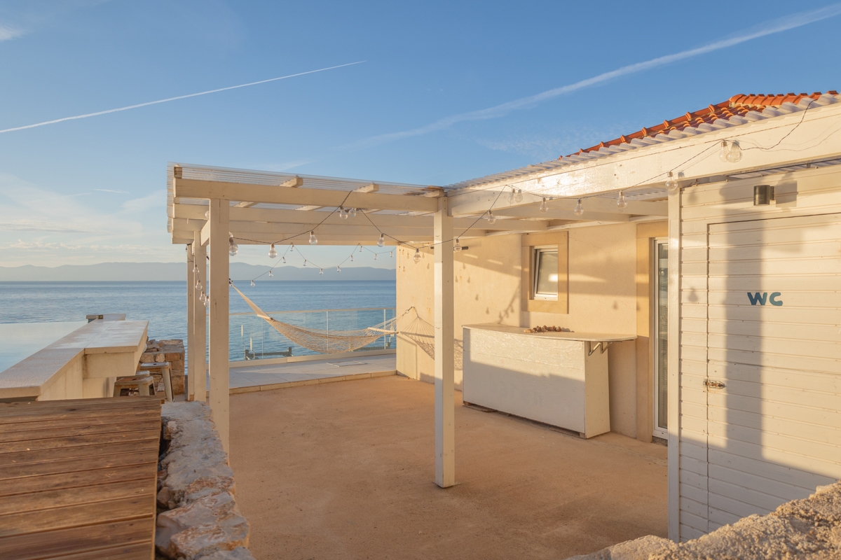 Esclusiva casa in pietra in prima fila sul mare