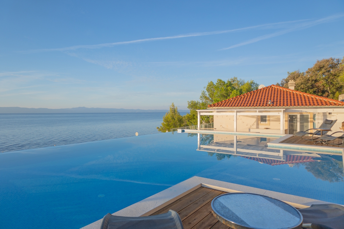 Esclusiva casa in pietra in prima fila sul mare