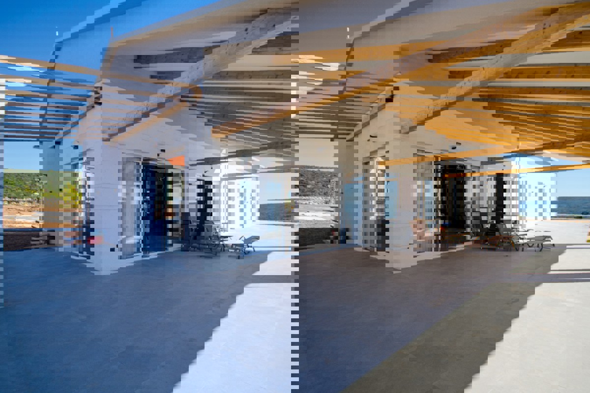 Una spaziosa tenuta con una villa moderna in un ambiente tranquillo