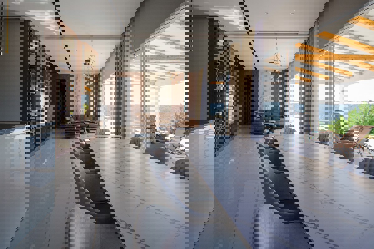 Una spaziosa tenuta con una villa moderna in un ambiente tranquillo