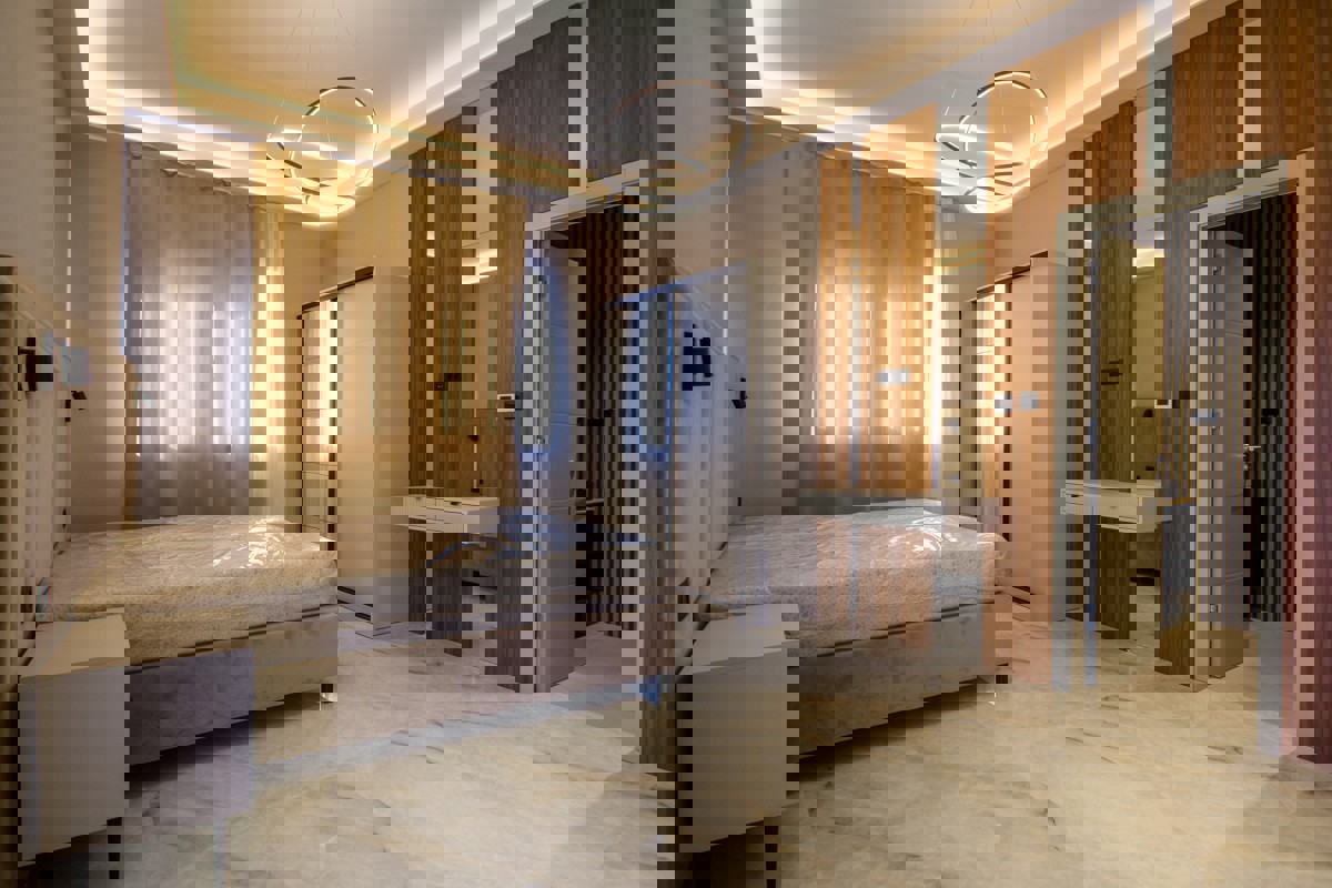 Una spaziosa tenuta con una villa moderna in un ambiente tranquillo