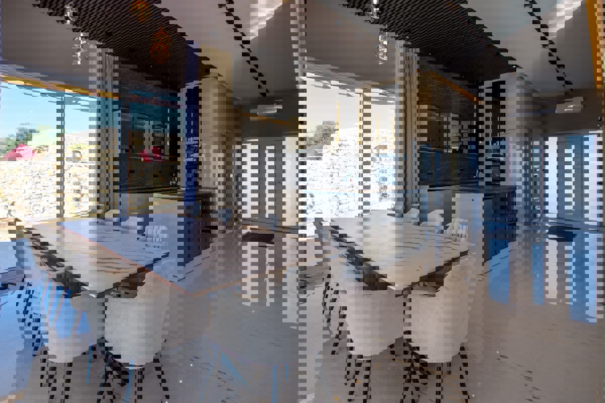 Una spaziosa tenuta con una villa moderna in un ambiente tranquillo