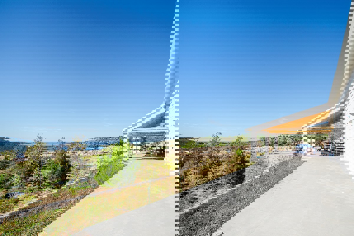 Una spaziosa tenuta con una villa moderna in un ambiente tranquillo