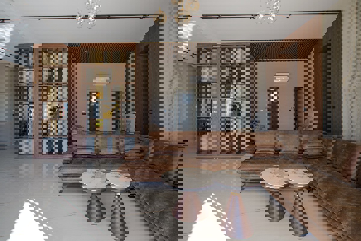 Una spaziosa tenuta con una villa moderna in un ambiente tranquillo