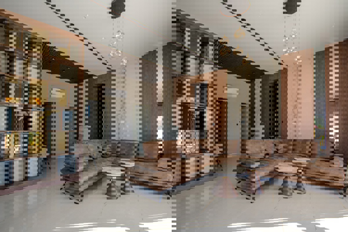 Una spaziosa tenuta con una villa moderna in un ambiente tranquillo