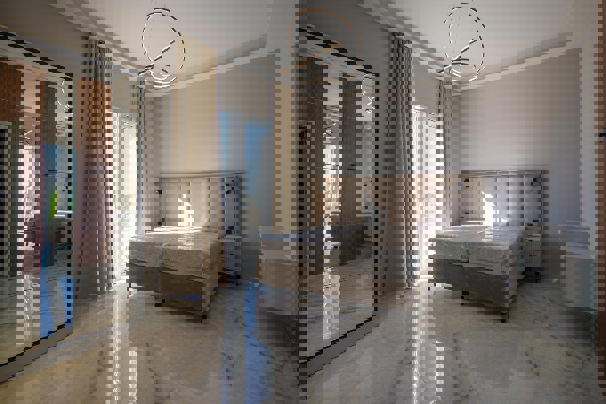 Una spaziosa tenuta con una villa moderna in un ambiente tranquillo