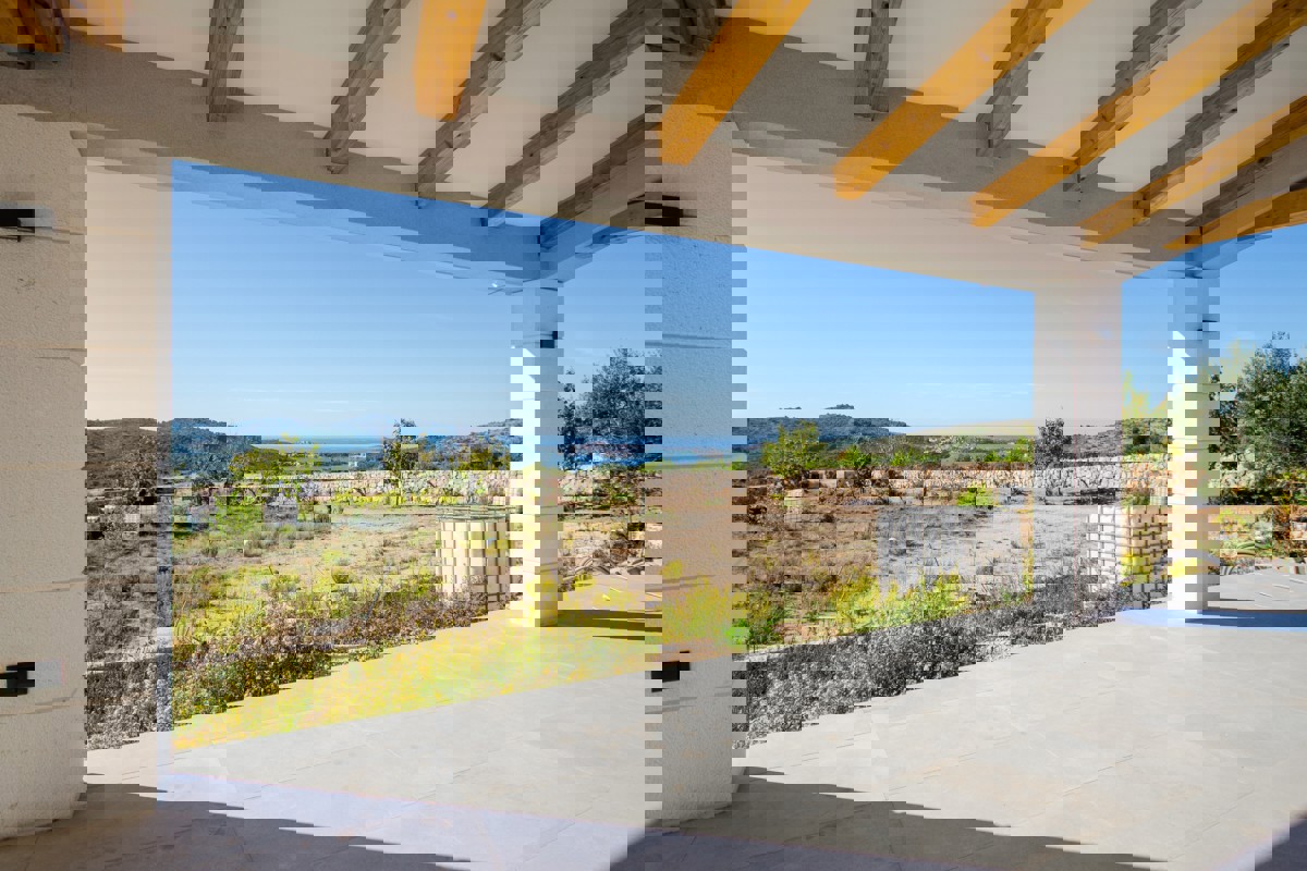 Una spaziosa tenuta con una villa moderna in un ambiente tranquillo