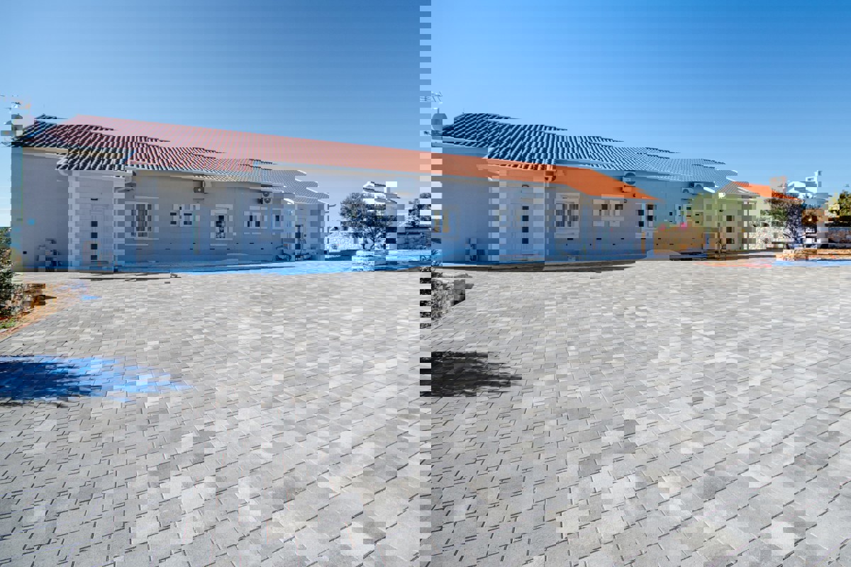 Una spaziosa tenuta con una villa moderna in un ambiente tranquillo