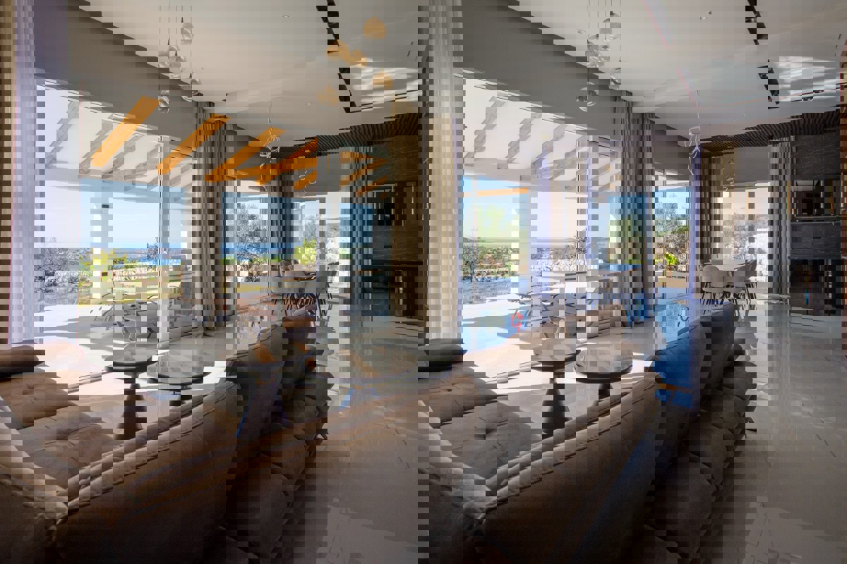 Una spaziosa tenuta con una villa moderna in un ambiente tranquillo