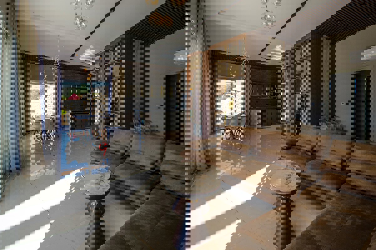 Una spaziosa tenuta con una villa moderna in un ambiente tranquillo