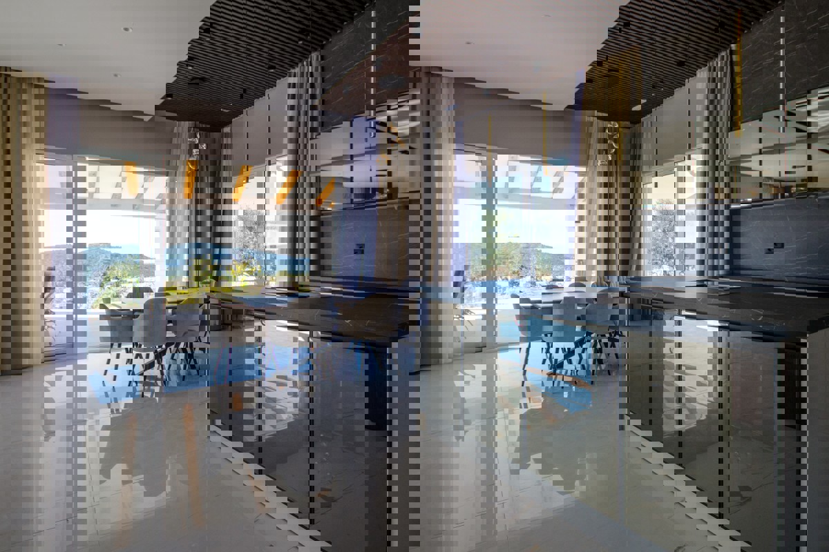 Una spaziosa tenuta con una villa moderna in un ambiente tranquillo