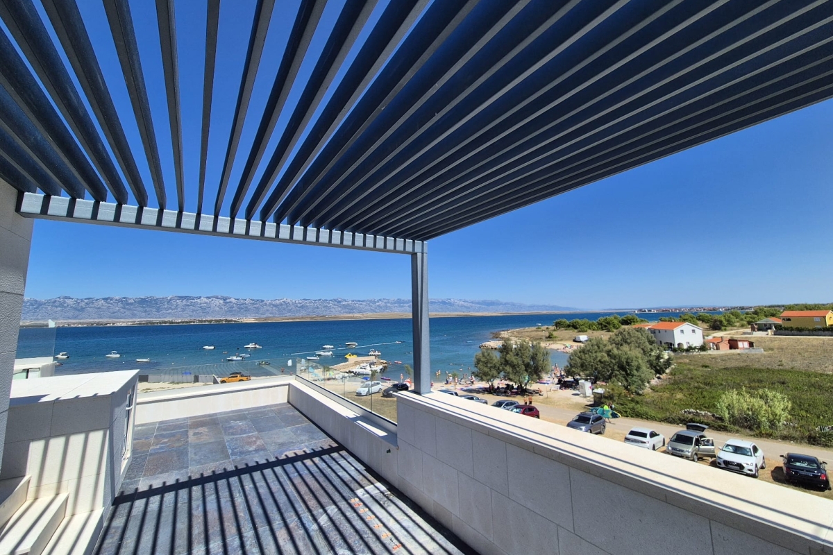 Villa moderna in prima fila sul mare