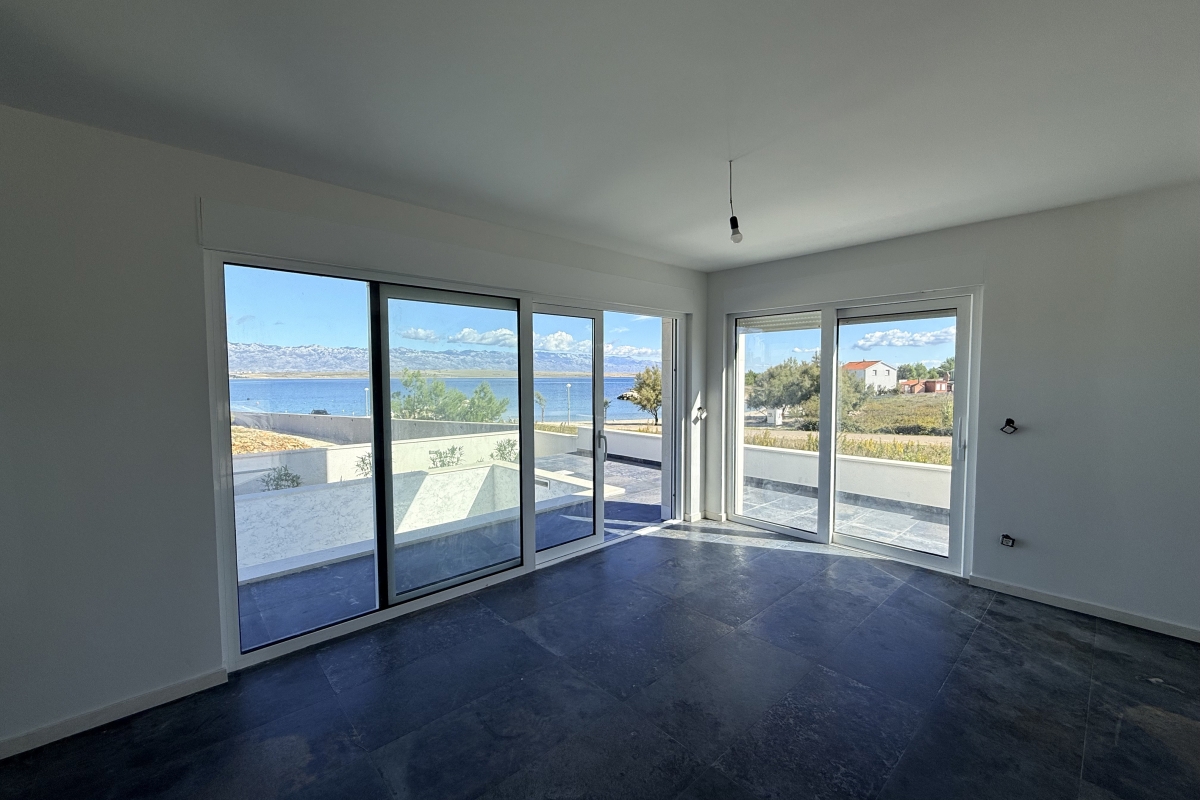 Villa moderna in prima fila sul mare