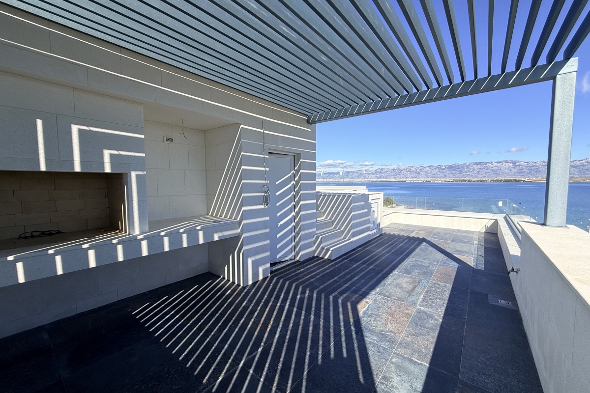 Villa moderna in prima fila sul mare