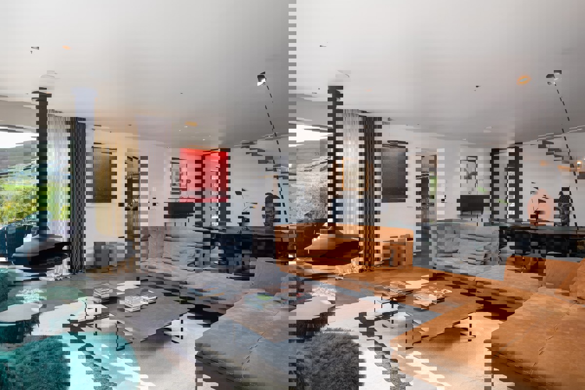 Villa di lusso con piscina a sfioro, campo da tennis e interni di design