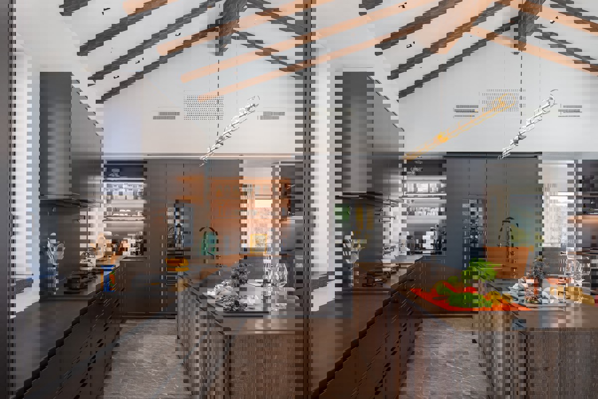 Villa di lusso con piscina a sfioro, campo da tennis e interni di design