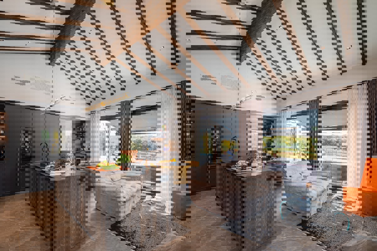 Villa di lusso con piscina a sfioro, campo da tennis e interni di design