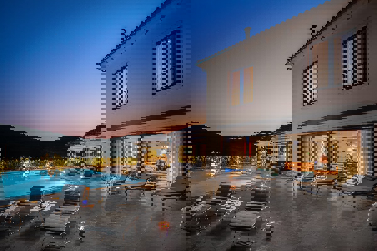 Villa di lusso con piscina a sfioro, campo da tennis e interni di design