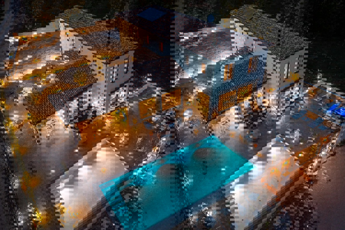 Villa di lusso con piscina a sfioro, campo da tennis e interni di design