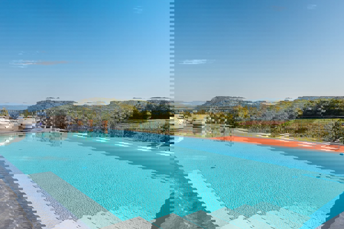 Villa di lusso con piscina a sfioro, campo da tennis e interni di design