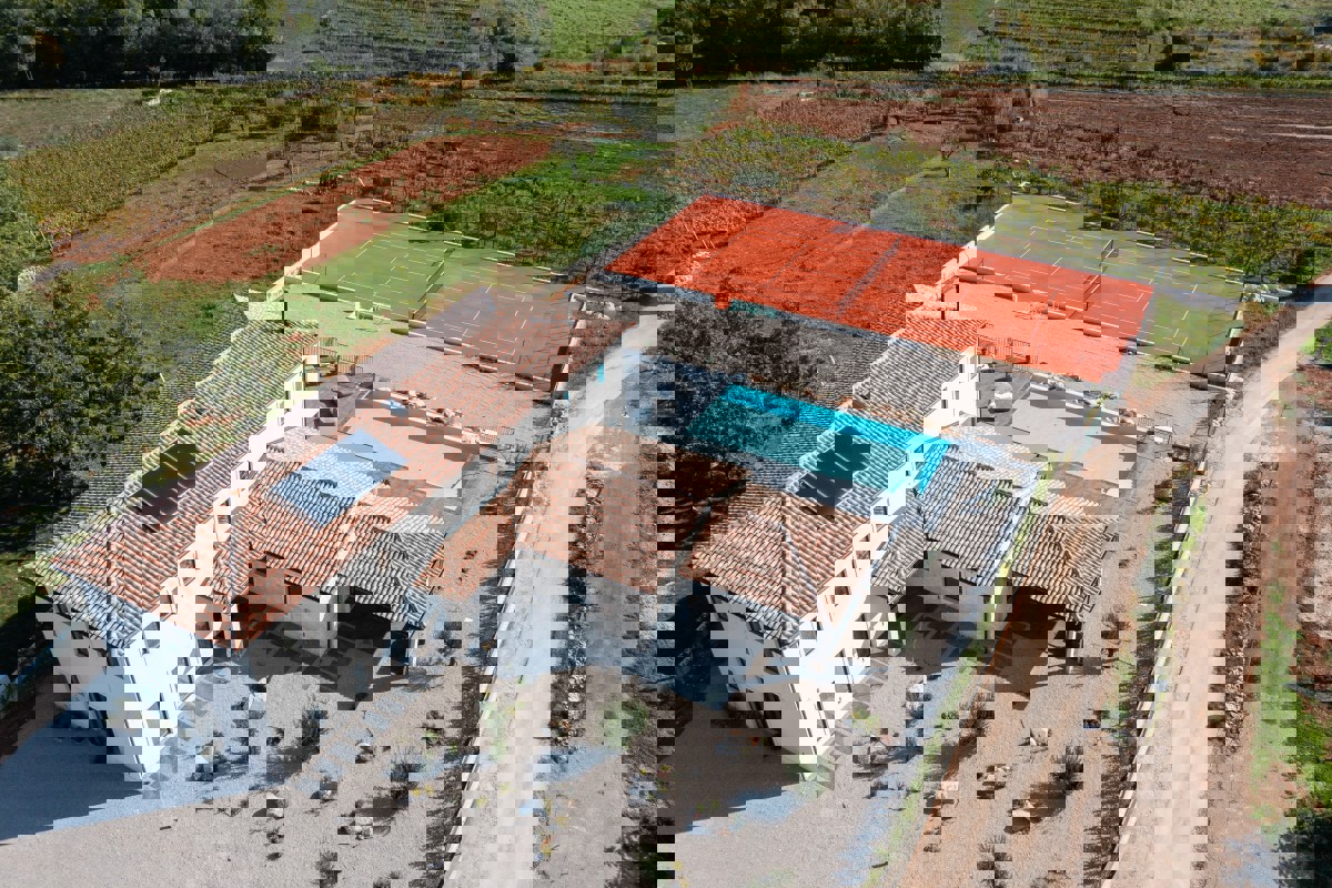 Villa di lusso con piscina a sfioro, campo da tennis e interni di design