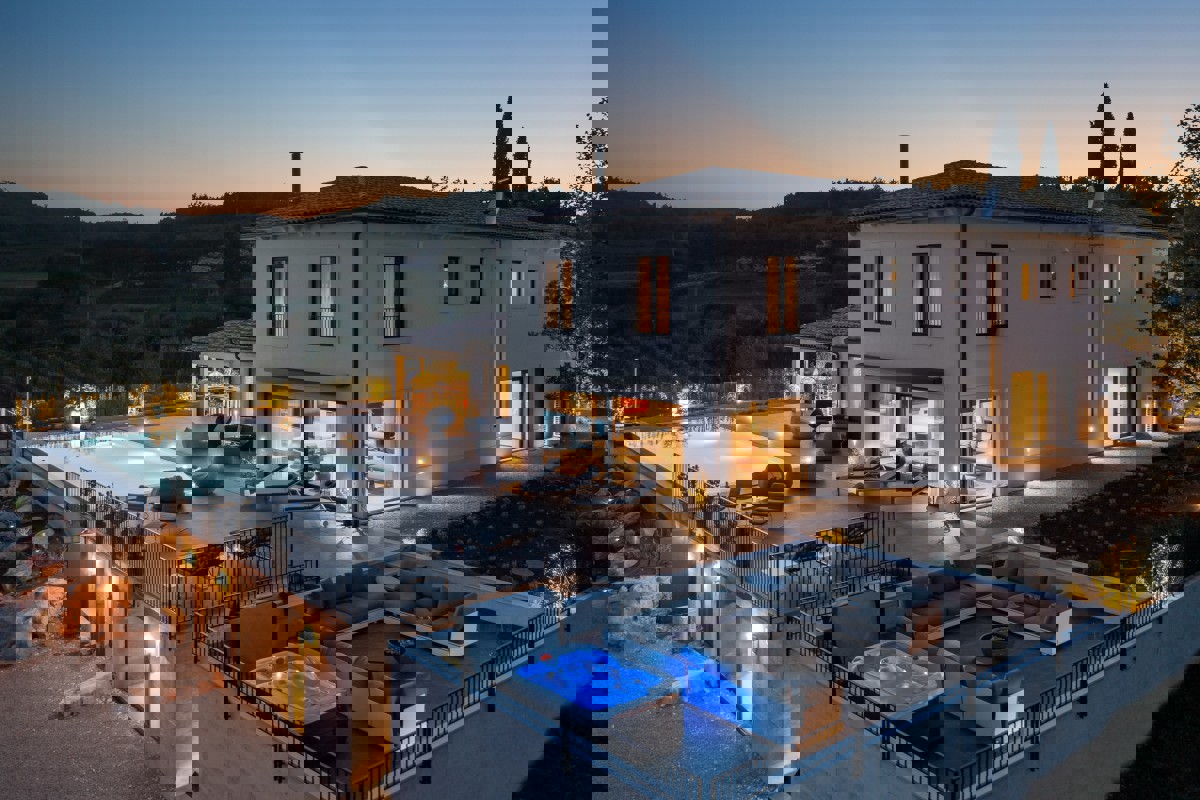 Villa di lusso con piscina a sfioro, campo da tennis e interni di design