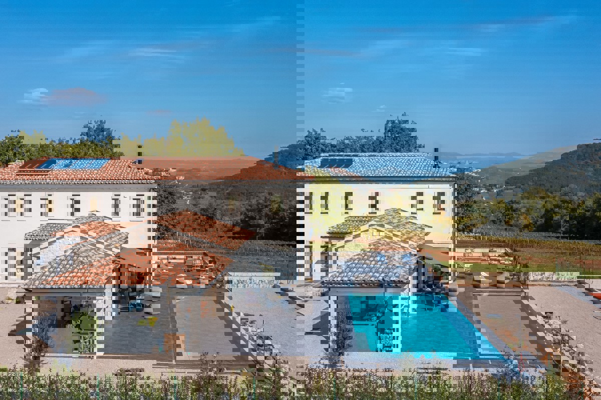 Villa di lusso con piscina a sfioro, campo da tennis e interni di design