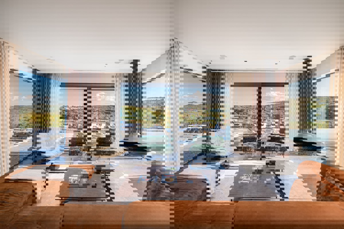 Villa di lusso con piscina a sfioro, campo da tennis e interni di design