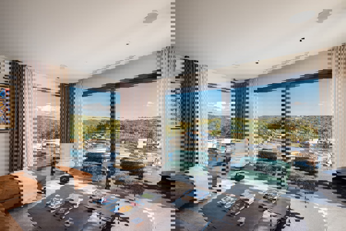 Villa di lusso con piscina a sfioro, campo da tennis e interni di design